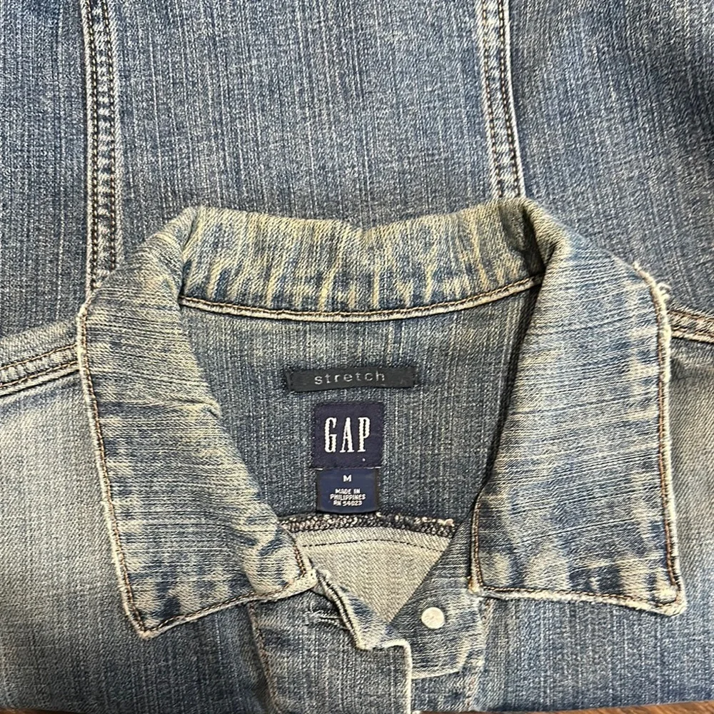 GAP Distressed Faded Frayed Rugged Whitewashed Blue Denim Women’s Jacket M